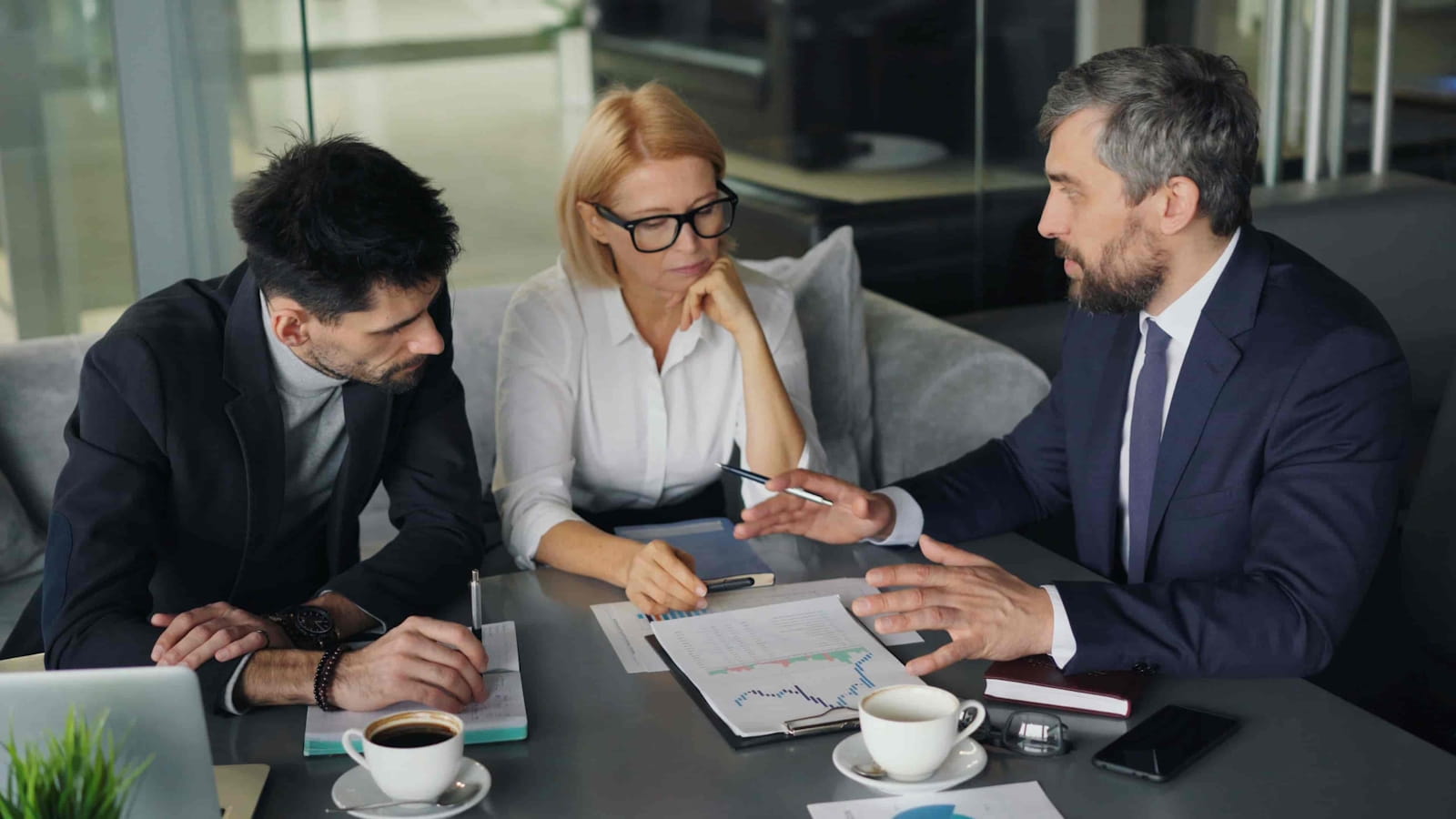 Professionnel comptable travaillant de manière sécurisée à son bureau