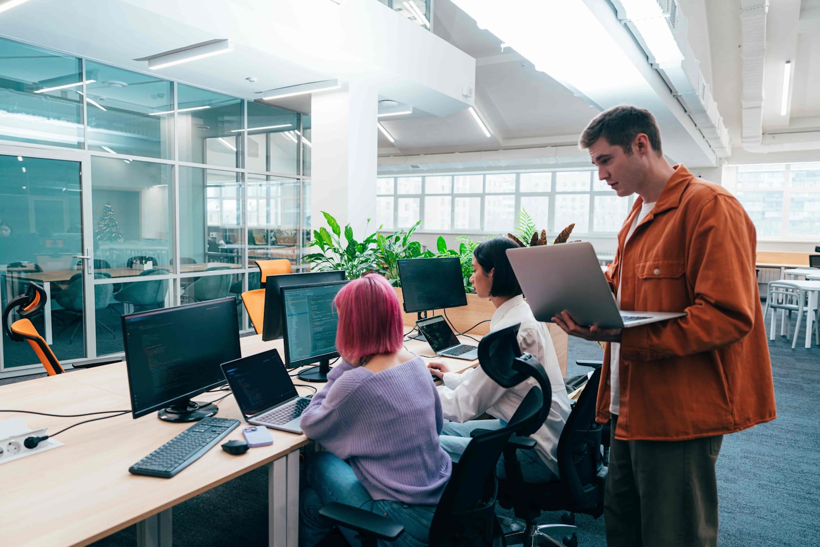 Étudiants et éducateurs collaborant dans un environnement technologique moderne